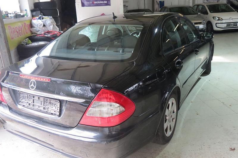 Gebraucht Mercedes E220 Classic 170 PS (125 kW) 2007 Blau Limousine