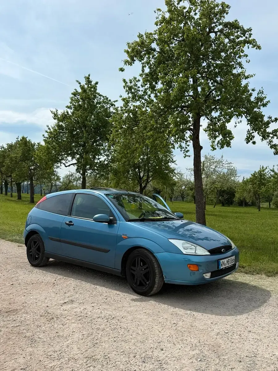 Second-hand Ford Focus 100 CP (73 kW) 2000 Albastru Berlinǎ