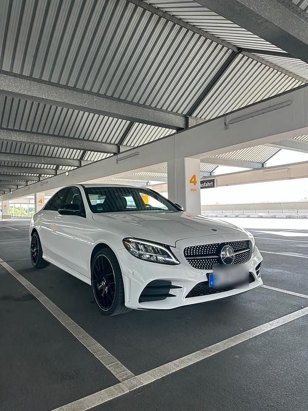 Weiß Gebraucht 2020 Mercedes C300 AMG Limousine | 32.999 € (Etwas zu teuer) - Bild 1/4