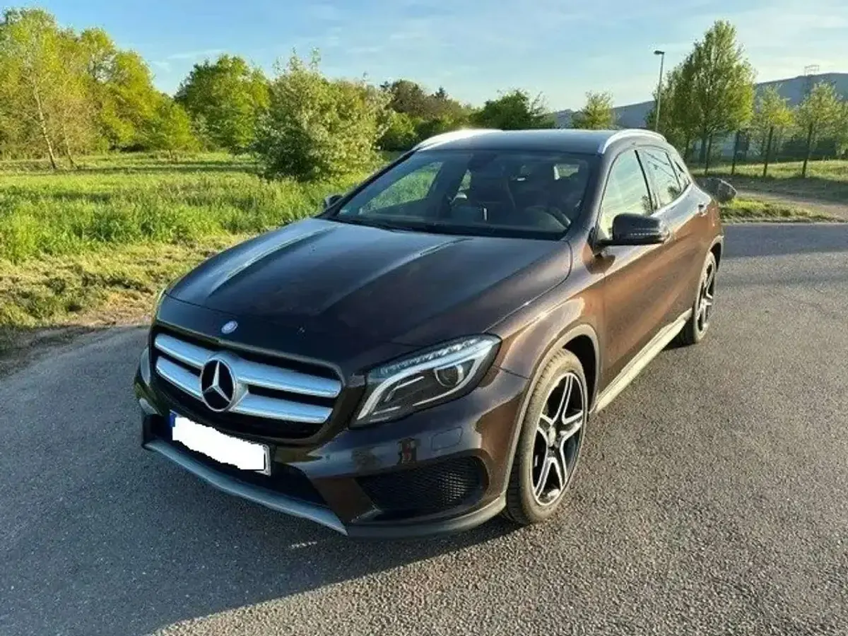 Gebraucht Mercedes GLA180 StreetStyle 122 PS (89 kW) 2015 Braun SUV
