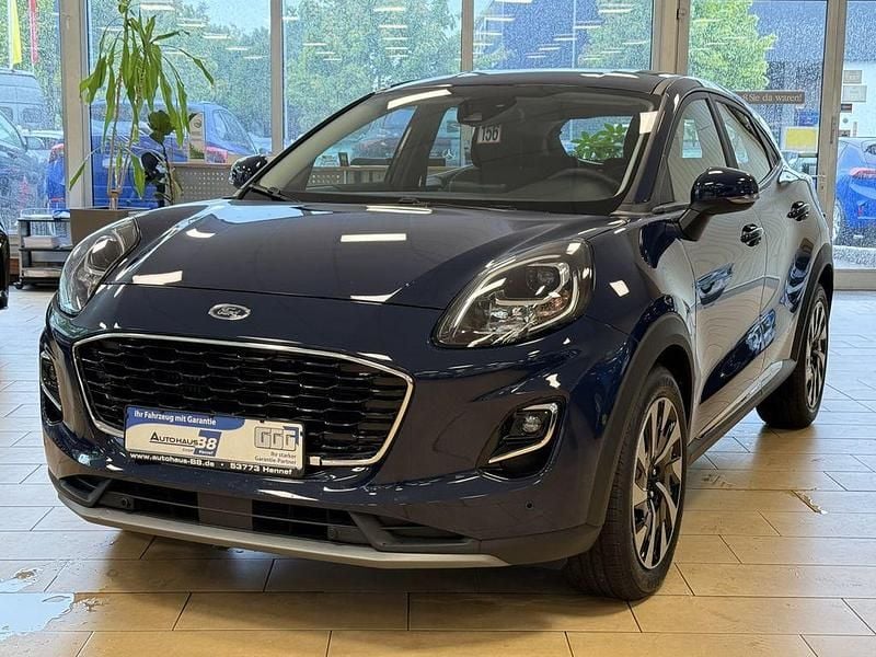 Blau blazerblau (metallic) Gebraucht 2024 Ford Puma Gen-E Titanium SUV | 19.470 € - Bild 1/4