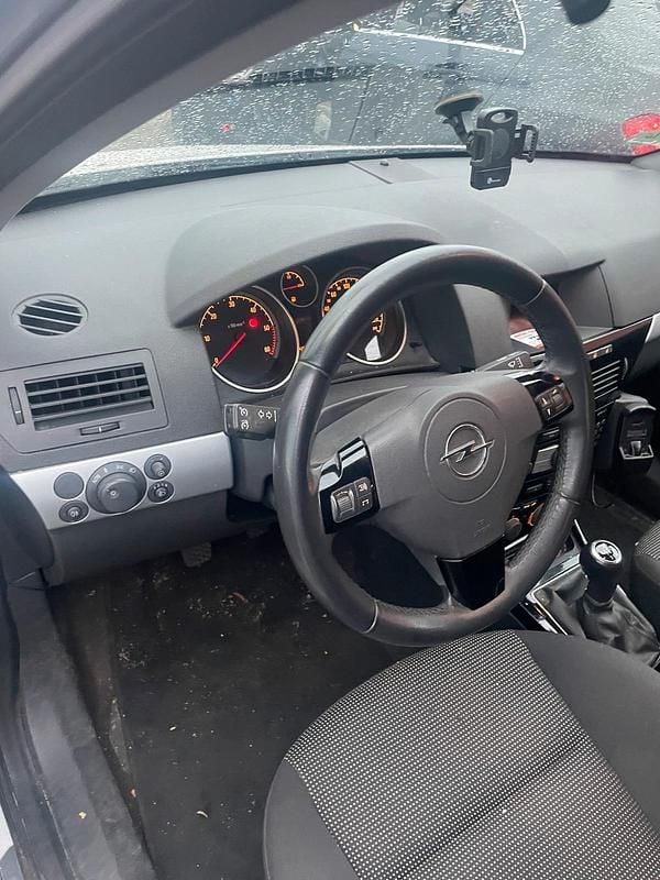 Second-hand Opel Astra 110 CP (80 kW) 2010 Negru Break