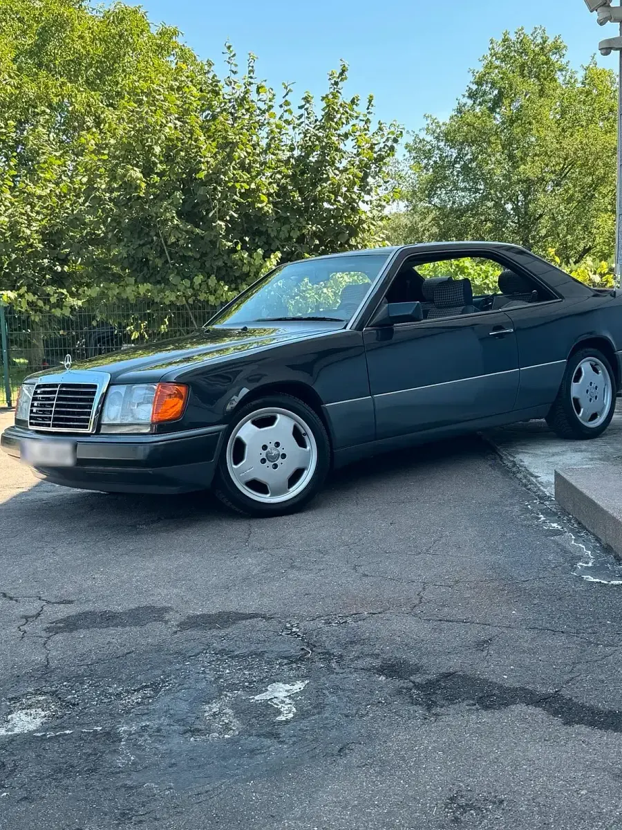 Gebraucht Mercedes E230 136 PS (100 kW) 1989 Schwarz Coupé