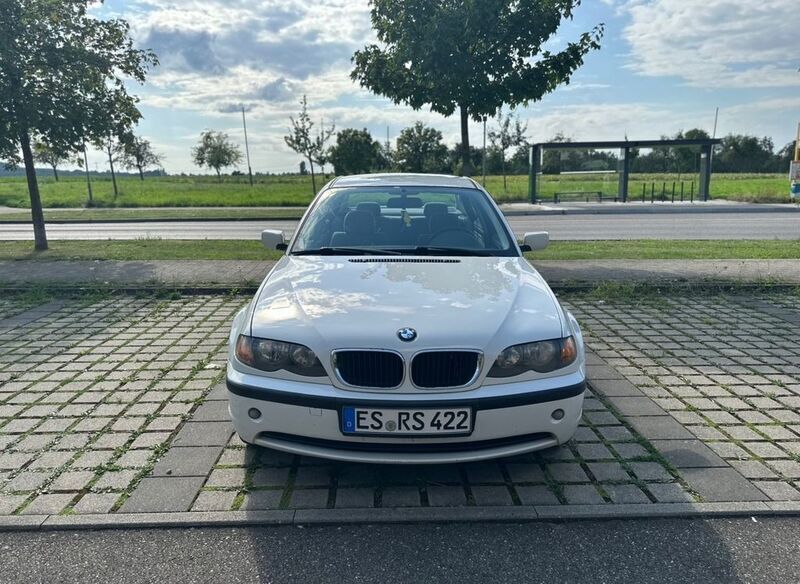 Weiß Gebraucht 2002 BMW 320 Limousine | 2.000 € (Superpreis) - Bild 1/4