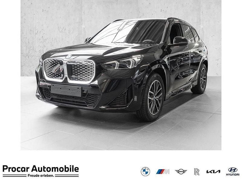 Schwarz Neu 2025 BMW iX1 M Sport SUV | 56.499 € (Fairer Preis) - Bild 1/4