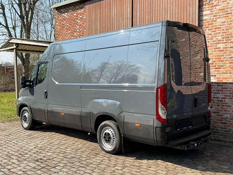 Gebraucht Iveco Daily 136 PS (100 kW) 2021 Grau Van