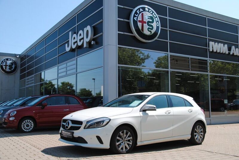 Weiß Gebraucht 2018 Mercedes A180 Style Limousine | 18.990 € (Fairer Preis) - Bild 1/4