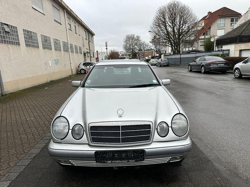 Gebraucht Mercedes E200 136 PS (100 kW) 1997 Grau Limousine