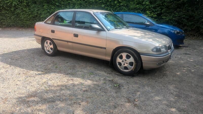 Grau Gebraucht 1997 Opel Astra Limousine | 1.450 € (Fairer Preis) - Bild 1/4