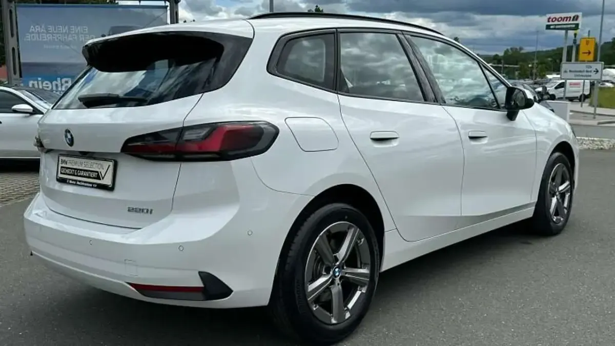 Gebraucht BMW 220 Active Tourer 156 PS (114 kW) 2025 Weiß Van / Kleinbus