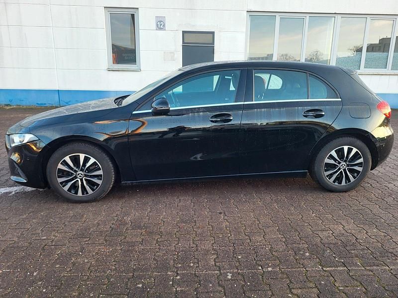 Gebraucht Mercedes A200 150 PS (110 kW) 2021 Schwarz Limousine