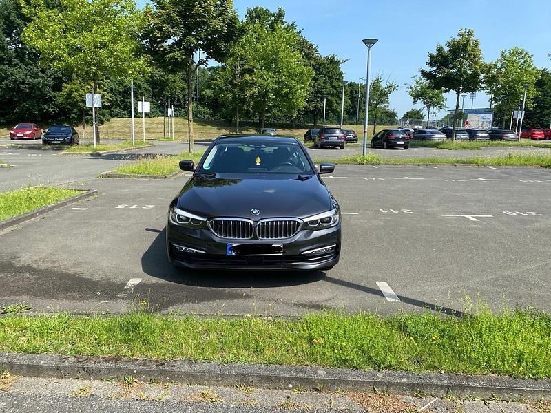 Grau Gebraucht 2018 BMW 520 Limousine | 17.600 € (Superpreis) - Bild 1/4