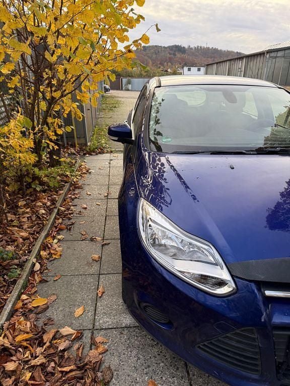 Blau Gebraucht 2013 Ford Focus Trend Limousine | 2.900 € (Guter Preis) - Bild 1/4
