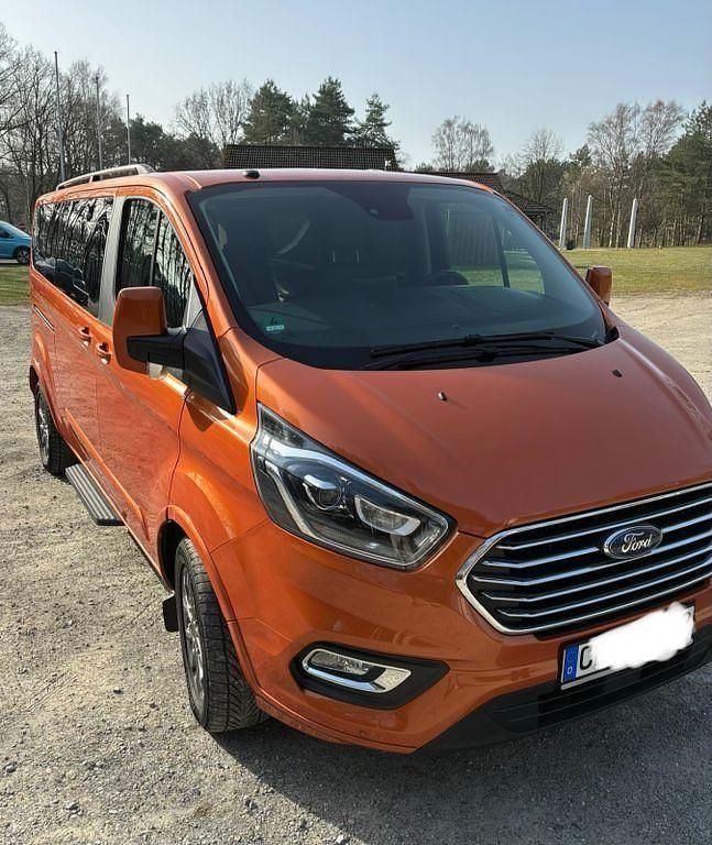 Gebraucht Ford Tourneo Titanium 170 PS (125 kW) 2018 Orange Van / Kleinbus
