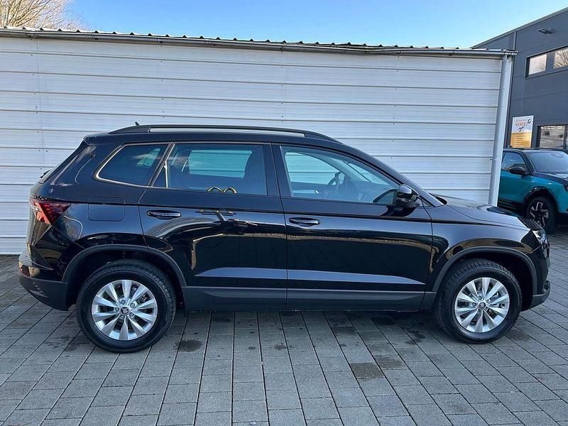 Neu Skoda Karoq Selection 150 PS (110 kW) 2025 Blackmagic perleffekt SUV