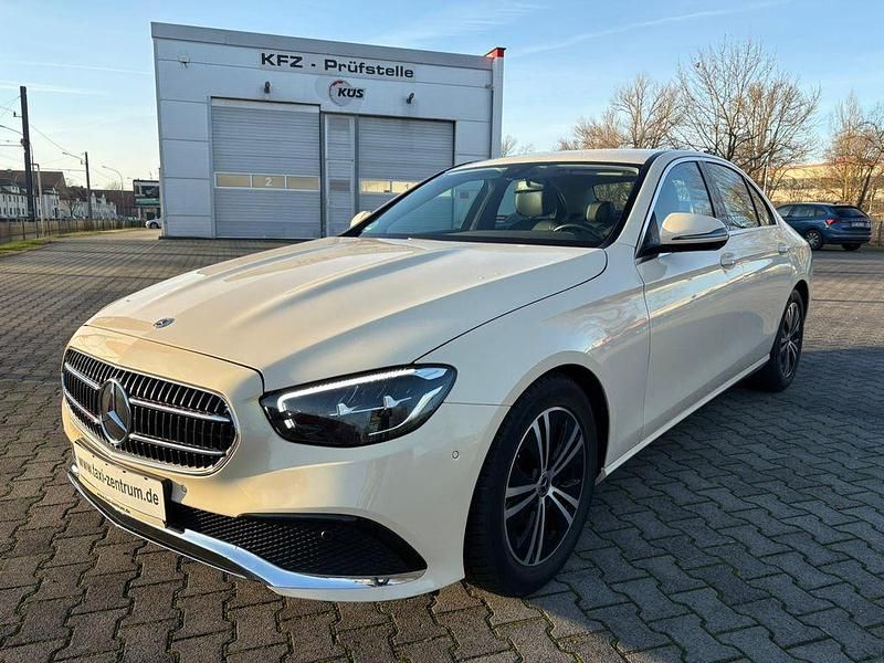 Hellelfenbein Gebraucht 2021 Mercedes E200 Avantgarde Limousine | 24.990 € (Fairer Preis) - Bild 1/4