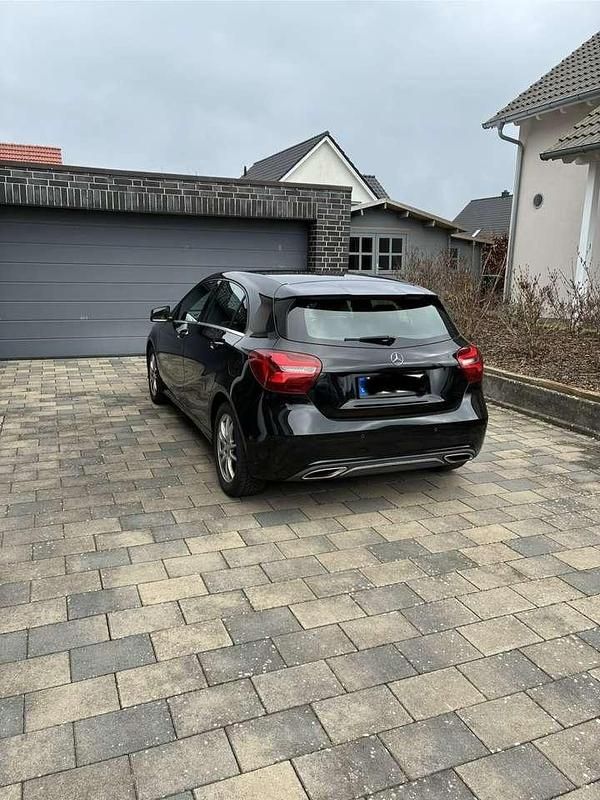 Gebraucht Mercedes A180 Urban 122 PS (89 kW) 2015 Schwarz Limousine