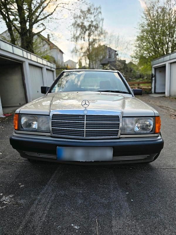 Gebraucht Mercedes 190 122 PS (89 kW) 1989 Gold Limousine