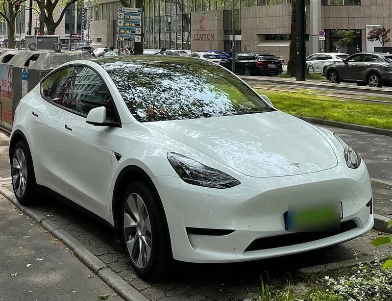 Gebraucht 2023 Tesla Model Y Standard Range SUV | 29.500 € (Guter Preis) - Bild 1/1