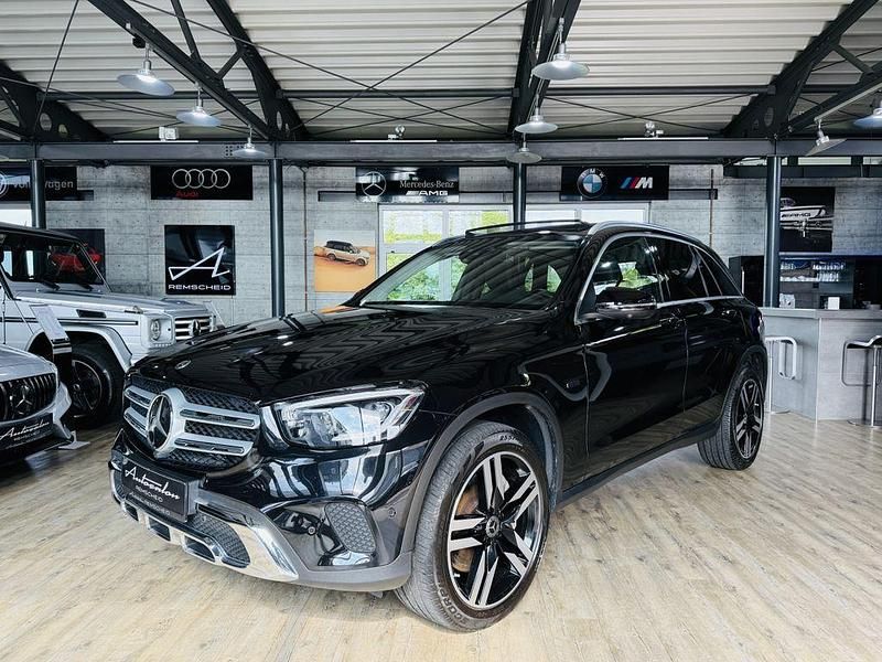 Obsidianschwarz metalliclack Gebraucht 2020 Mercedes GLC300e SUV | 36.990 € (Guter Preis) - Bild 1/4