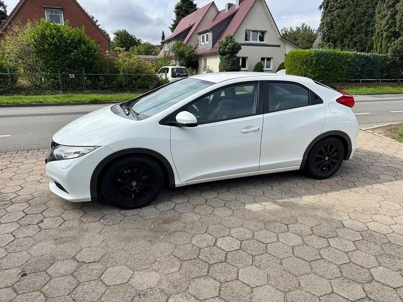 Weiß Gebraucht 2013 Honda Civic Limousine | 8.200 € (Fairer Preis) - Bild 1/4