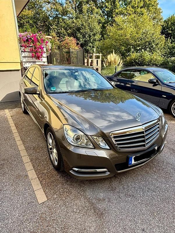 Grau Gebraucht 2010 Mercedes E200 Limousine | 9.100 € (Fairer Preis) - Bild 1/4