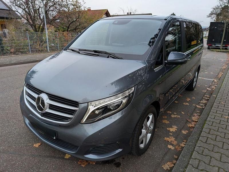 Grau Gebraucht 2019 Mercedes V250 Avantgarde Van / Kleinbus | 37.800 € (Superpreis) - Bild 1/4