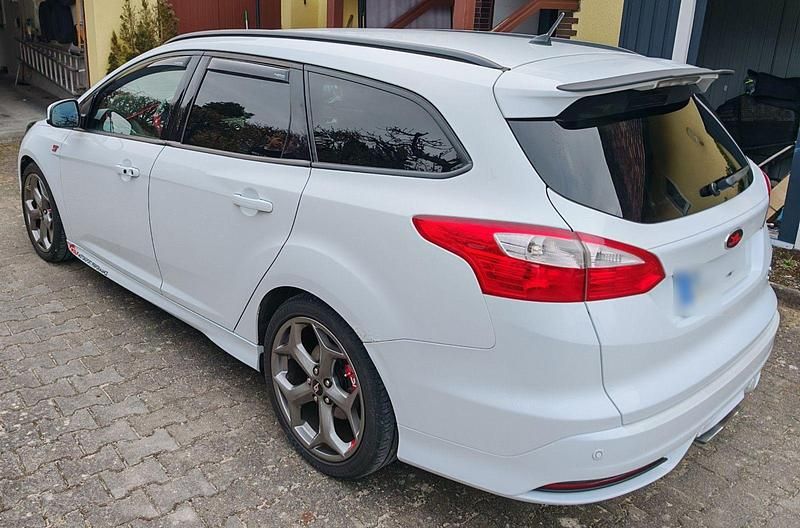 Gebraucht Ford Focus ST 250 PS (183 kW) 2013 Weiß Kombi