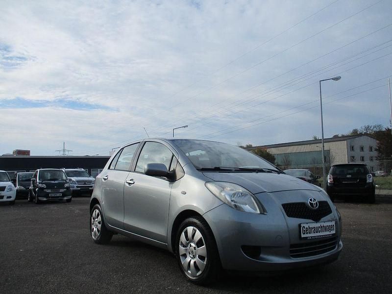 Grau Gebraucht 2006 Toyota Yaris Sol Limousine | 2.490 € (Fairer Preis) - Bild 1/4