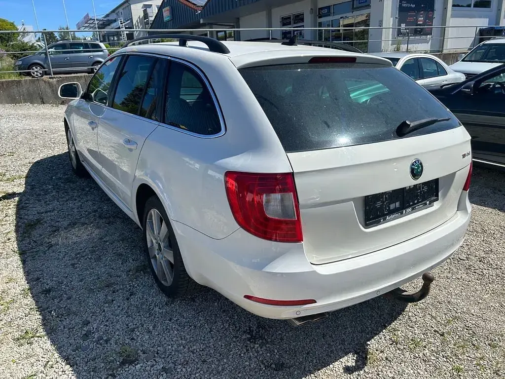 Używany Skoda Superb Elegance 140 KM (102 kW) 2012 Biały Kombi