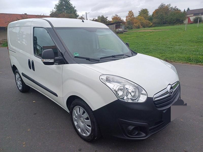 Weiß Gebraucht 2017 Opel Combo Van / Kleinbus | 6.700 € - Bild 1/4