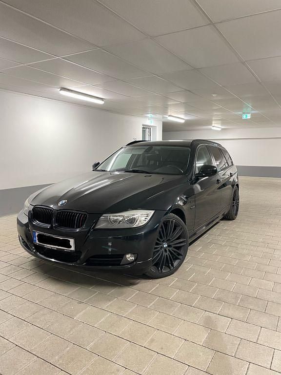 Schwarz Gebraucht 2012 BMW 318 Kombi | 6.499 € (Guter Preis) - Bild 1/4