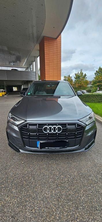 Grau Gebraucht 2019 Audi Q7 S-Line SUV | 56.990 € - Bild 1/4