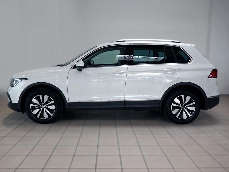 Gebraucht VW Tiguan Move 150 PS (110 kW) 2024 Oryxweiß perlmutteffekt (metallic) SUV