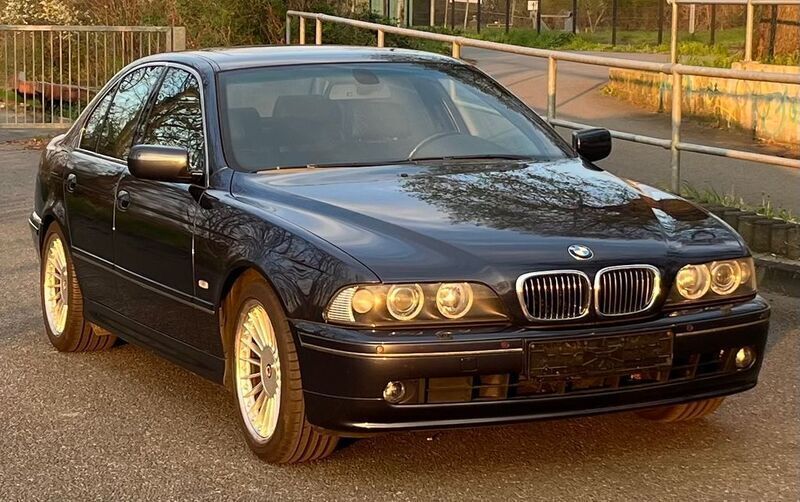 Blau Gebraucht 2002 BMW 540 Performance Limousine | 12.540 € (Fairer Preis) - Bild 1/4