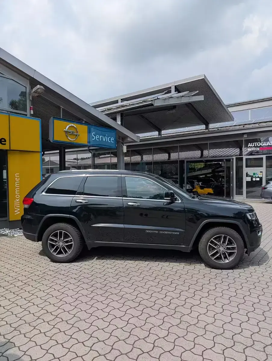 Gebraucht Jeep Grand Cherokee Limited 250 PS (183 kW) 2017 Schwarz metallic SUV