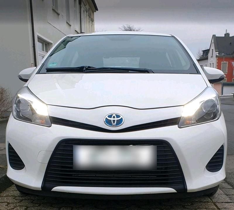 Gebraucht Toyota Yaris Hybrid 75 PS (55 kW) 2013 Weiß Kleinwagen