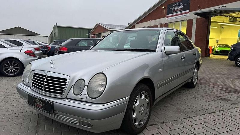 Silber Gebraucht 1996 Mercedes E280 Limousine | 7.999 € (Teuer) - Bild 1/4