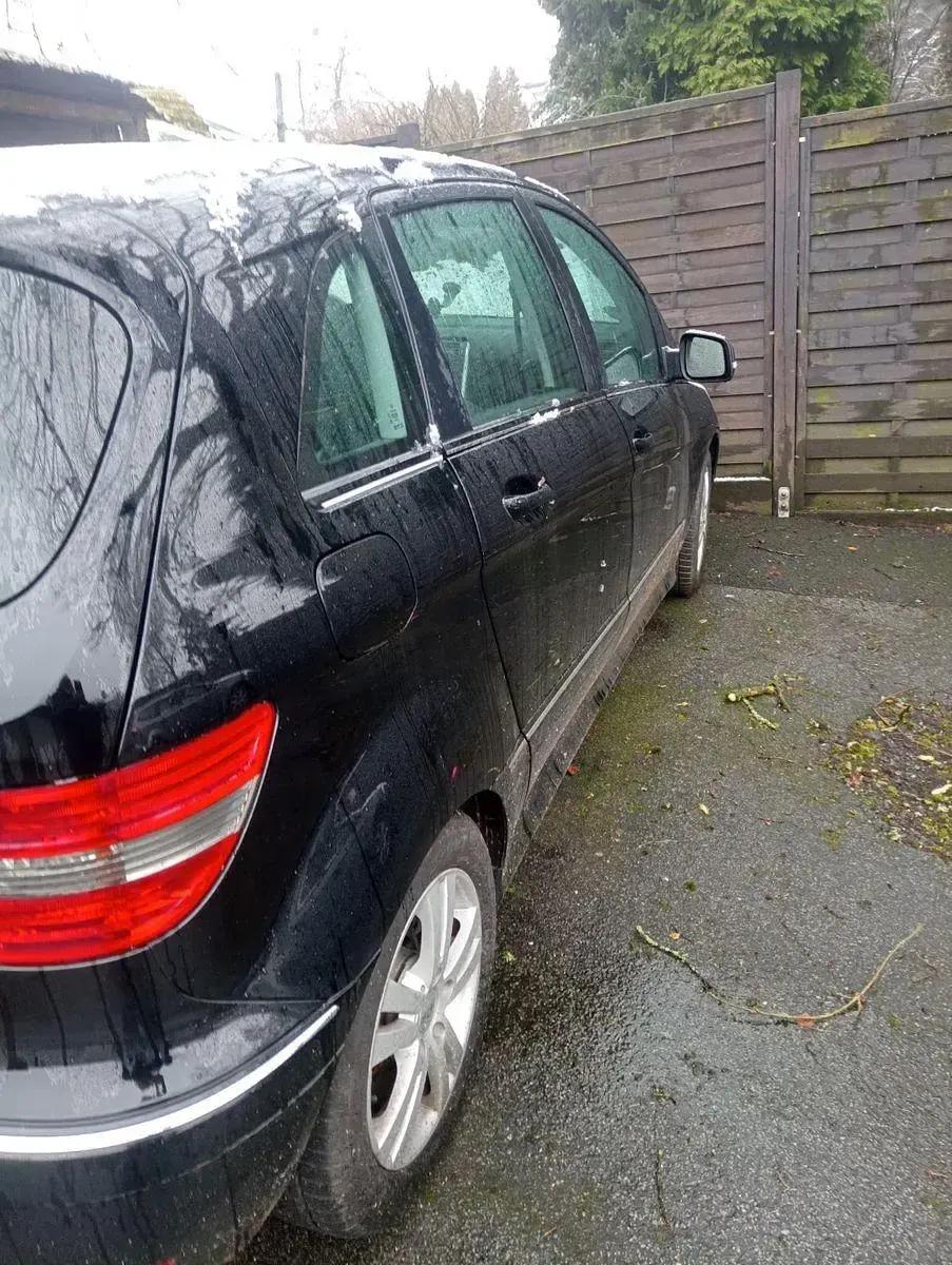 Gebraucht Mercedes B180 109 PS (80 kW) 2011 Schwarz Kleinwagen