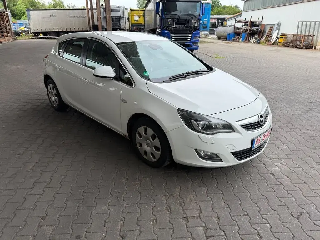 Gebraucht Opel Astra Edition 165 PS (121 kW) 2011 Weiß Limousine