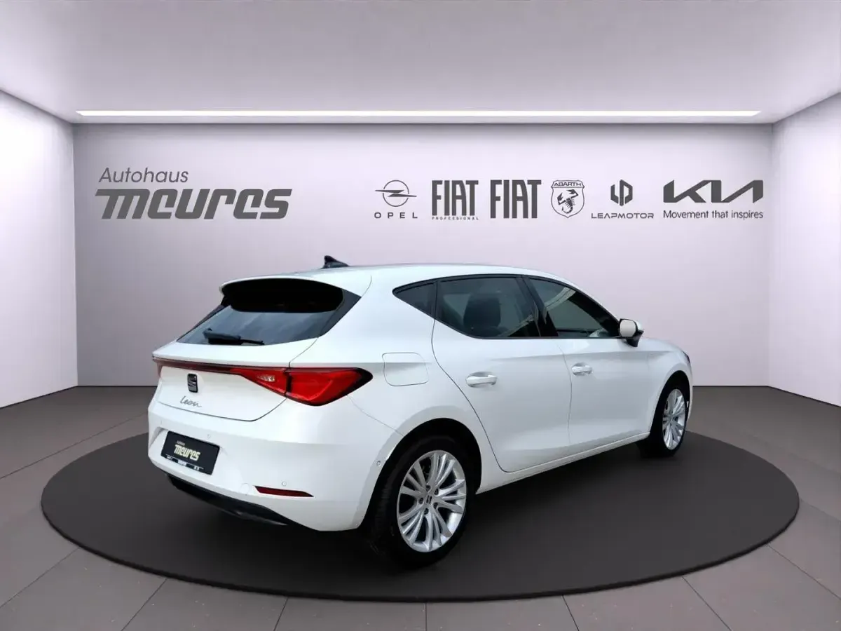 Używany Seat Leon Style 150 KM (110 kW) 2024 Biały Sedan/Limuzyna