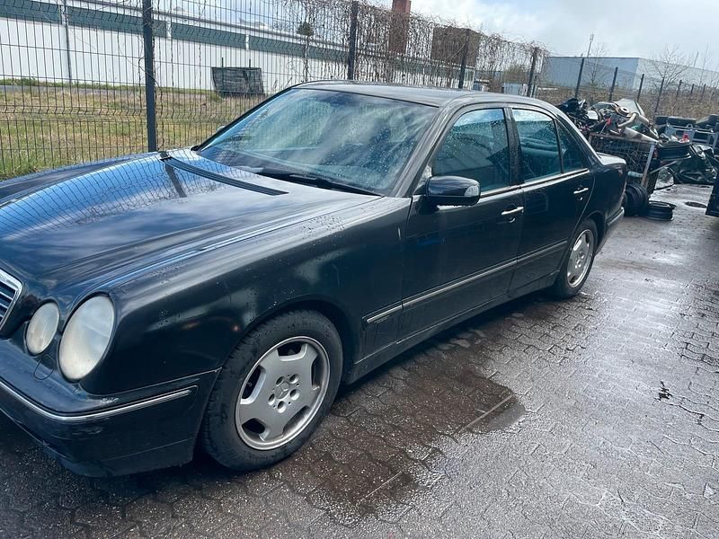 Gebraucht Mercedes E270 170 PS (125 kW) 2001 Schwarz Limousine