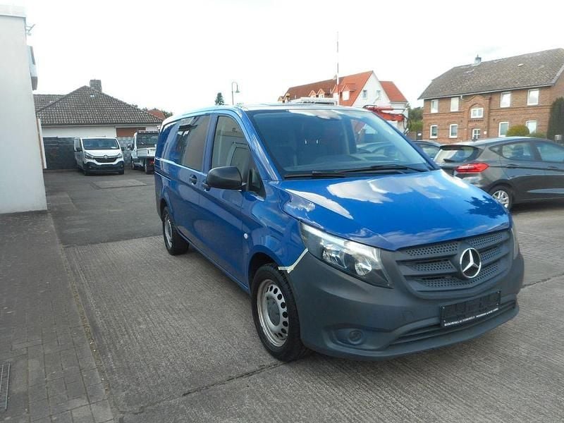 Blau Gebraucht 2017 Mercedes Vito Van / Kleinbus | 24.990 € (Guter Preis) - Bild 1/4