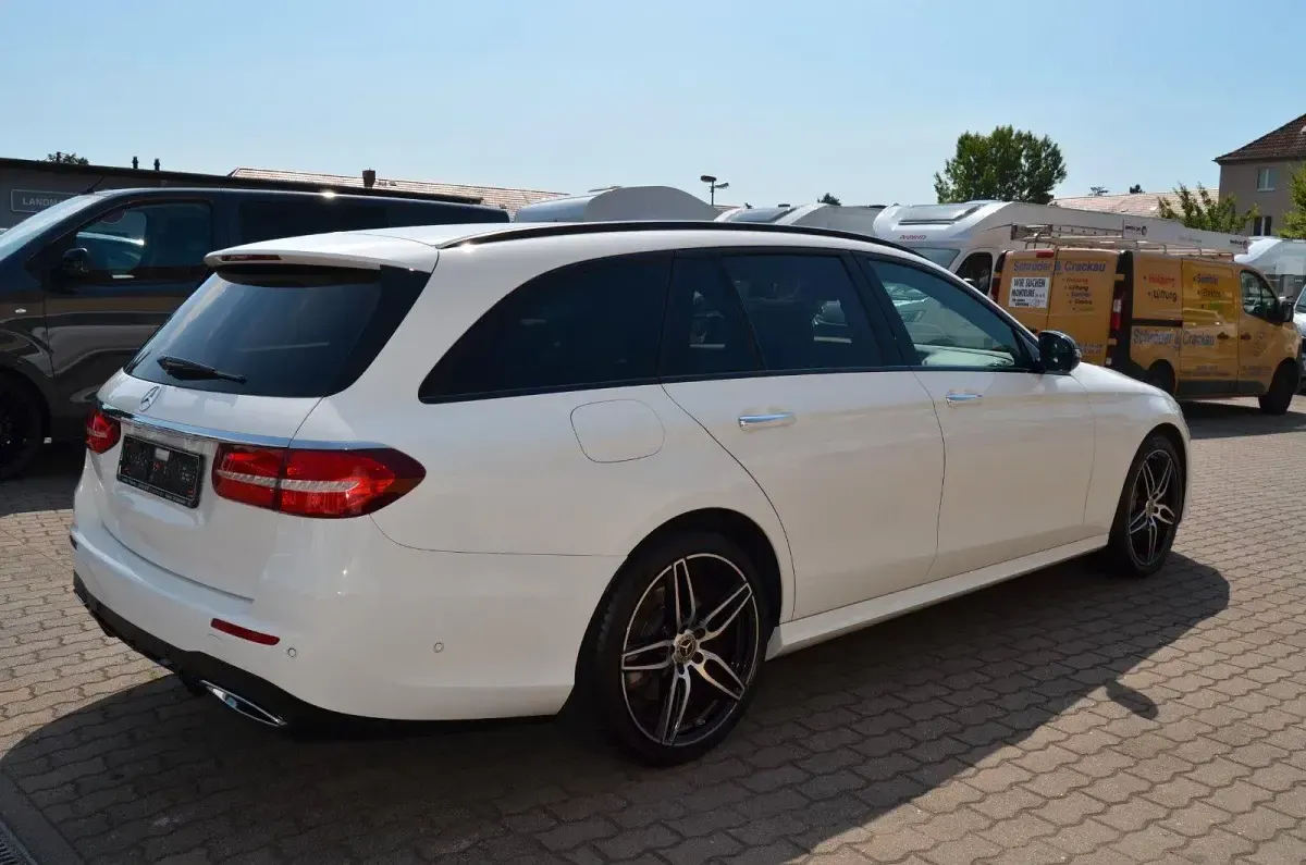 Gebraucht Mercedes E350 AMG line 258 PS (189 kW) 2018 Polarweiss  unilack Kombi