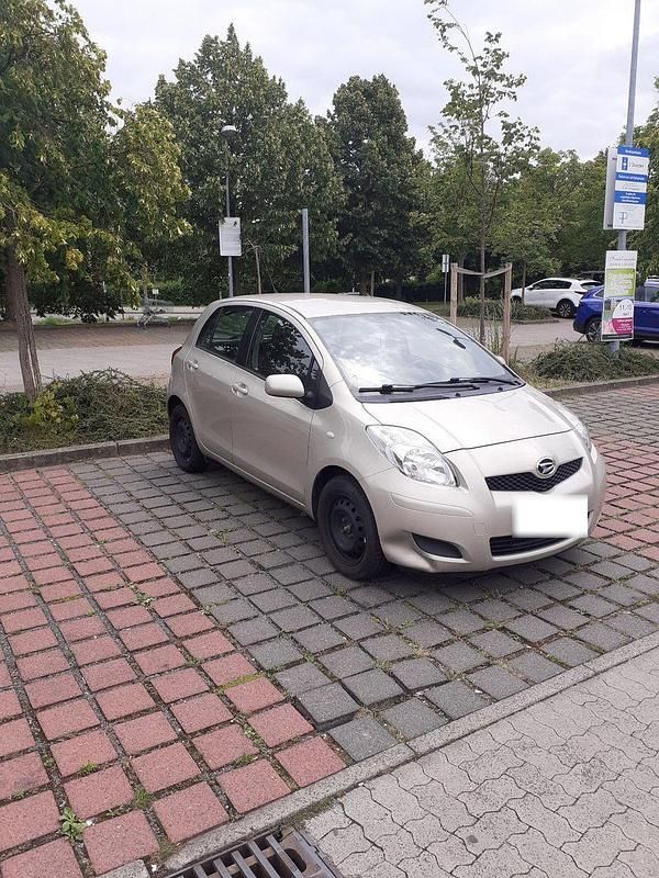 Gebraucht Daihatsu Charade 99 PS (72 kW) 2012 Beige Limousine