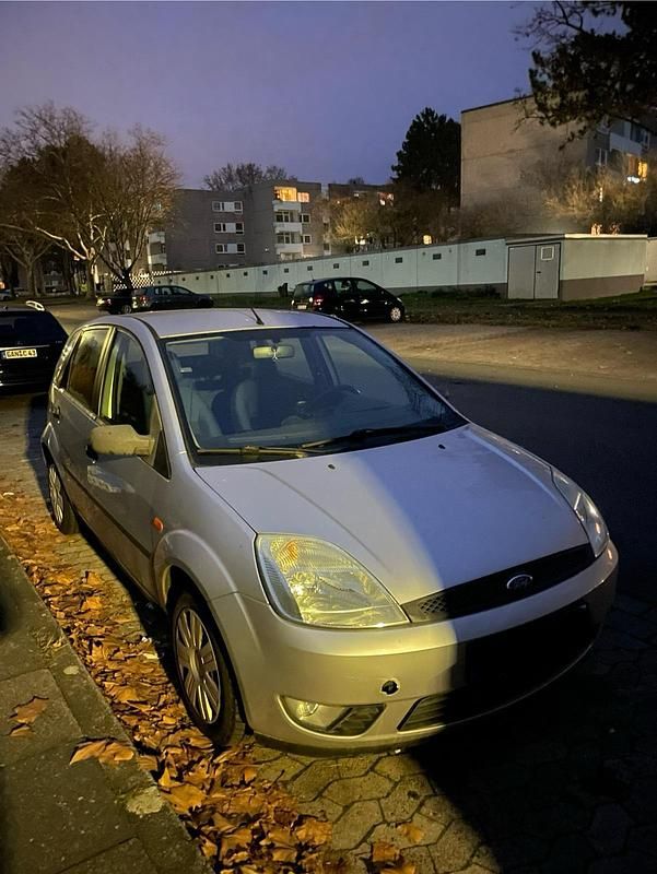 Grau Gebraucht 2004 Ford Fiesta Kleinwagen | 400 € (Superpreis) - Bild 1/4