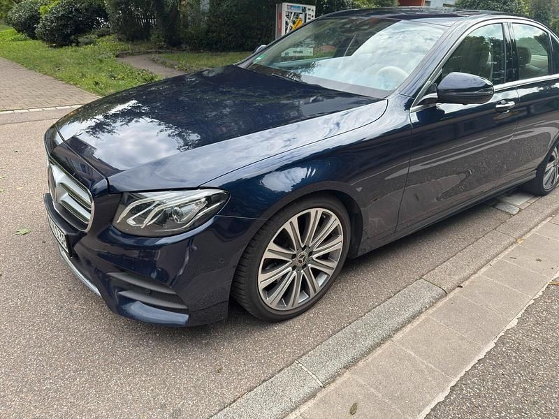 Blau Gebraucht 2018 Mercedes E300 AMG line Limousine | 26.800 € (Guter Preis) - Bild 1/4