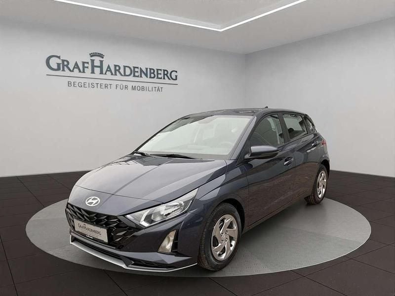Aurora grey / met Gebraucht 2025 Hyundai i20 Select Limousine | 19.990 € (Fairer Preis) - Bild 1/4