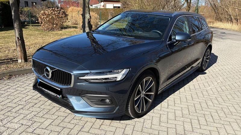 Gebraucht Volvo V60 Momentum 150 PS (110 kW) 2020 Blau Kombi