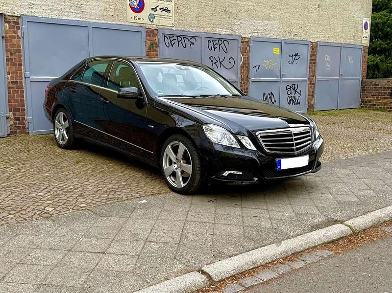 Gebraucht Mercedes E200 Avantgarde 184 PS (135 kW) 2010 Schwarz Limousine